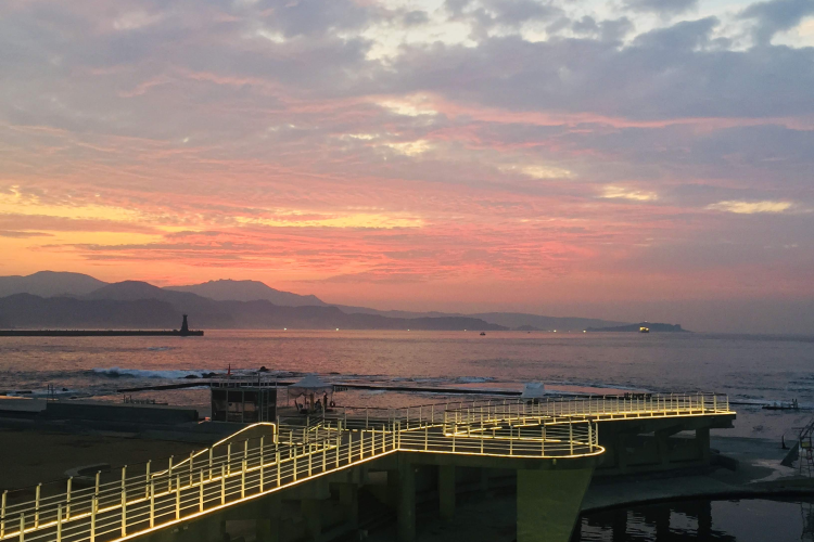 |天使向海步道|
在步道上往前看,彷彿像一條通往藍海的通道,是拍照打卡的最佳景點,還有一座孩子們最愛的溜滑梯可以直通留夏沙灘。