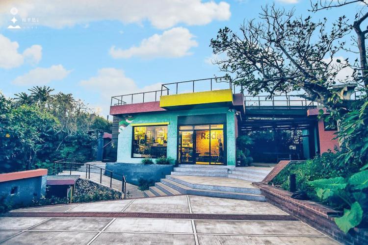 |雷達站景觀餐廳|
位於公園的至高處,原軍事設施改為景觀餐廳,擁有270度無敵海景的戶外廣場及室內雅座,提供美景及佳餚。