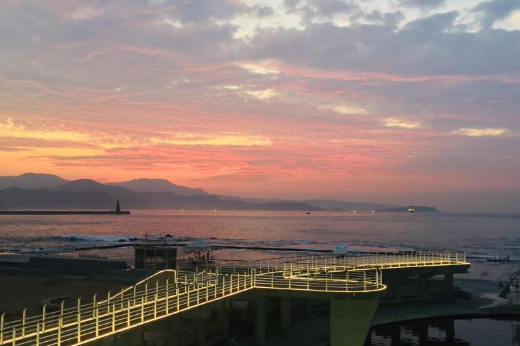 |天使向海步道| 在步道上往前看,彷彿像一條通往藍海的通道,是拍照打卡的最佳景點,還有一座孩子們最愛的溜滑梯可以直通留夏沙灘。