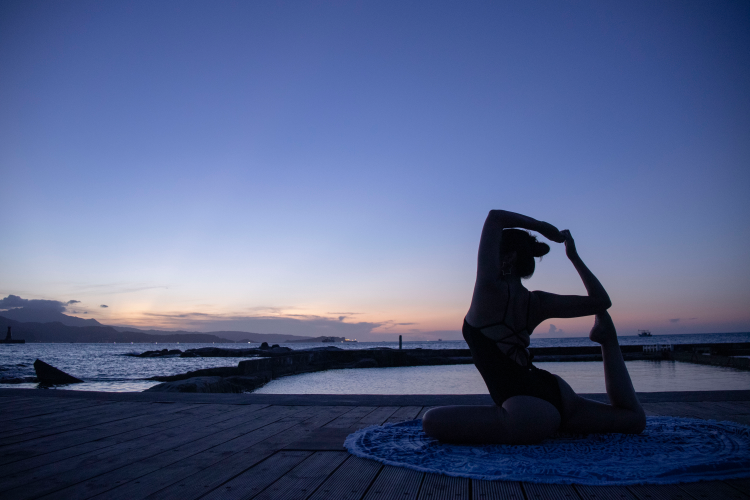 夕陽瑜伽|一場在海邊的自然系療癒瑜伽。
適合初學者的你,在溫暖的大地與夕陽的包覆下,⼀場平衡⾝⼼的夕陽瑜伽,
讓身體為心靈獲得釋放;讓海浪為夕陽瑜伽帶來伴奏;讓海風吹來的微風梳理思緒。