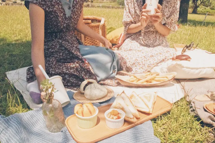 席地而坐在草地上,海邊的悠閒時光、在地美食、清爽飲品一次滿足!